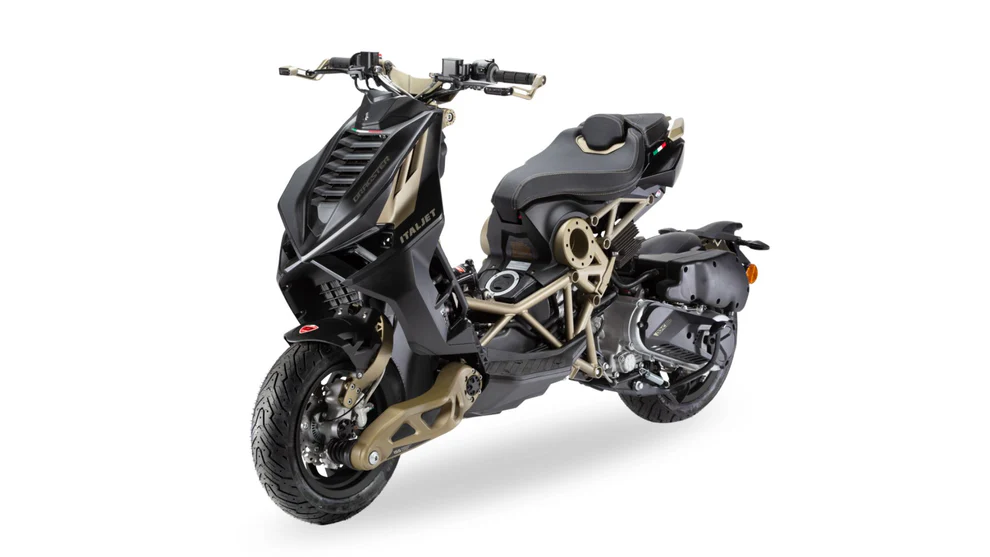 Dragster_125_Black_Gold Скутер Italjet Dragster 125 ABS 2026 – 13 к.с., DOHC, Рідинне охолодження - Зображення 1